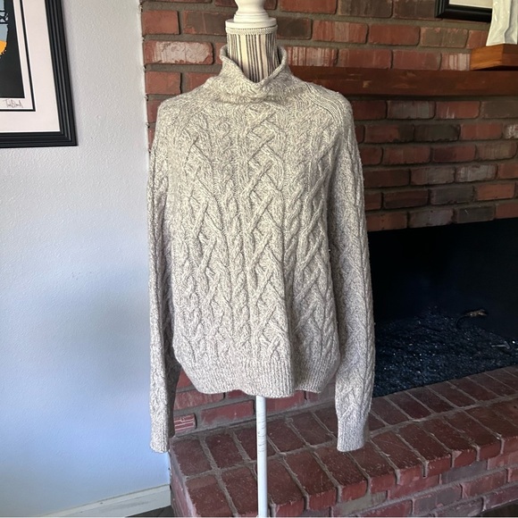VINCE Cable Knit Turtleneck Cashmere Blend Sweater in Light Grey Sz L - Picture 3 of 10